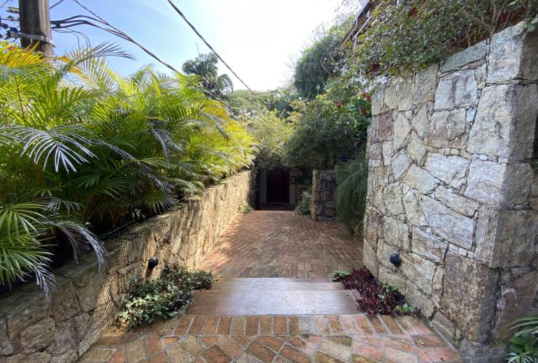 Rio357 - Charming villa with pool and 5 suites in Joá