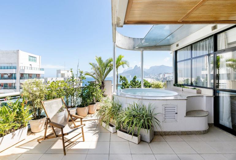 Rio069 - Beautiful 3 bedroom penthouse in Ipanema