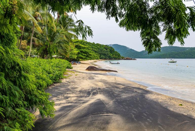 Ang003 - Luxurious beachfront property in Ilha Grande