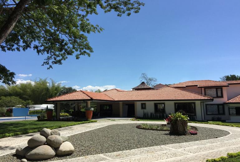 Arm003 - Hacienda de montaña con piscina en Quindio