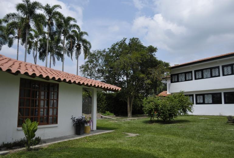 Arm003 - Hacienda de montaña con piscina en Quindio