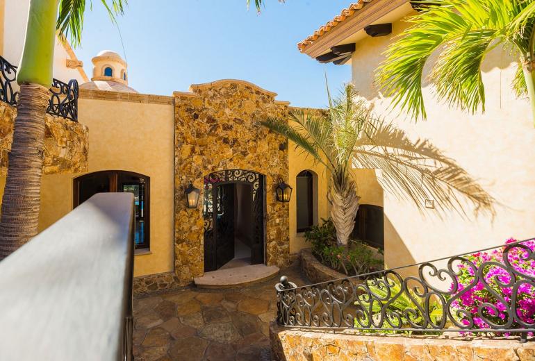 Cab015 - Spectacular 6 bedroom villa with pool in Los Cabos