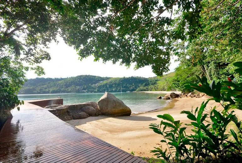 Ang046 - Beautiful beachfront mansion in Angra dos Reis