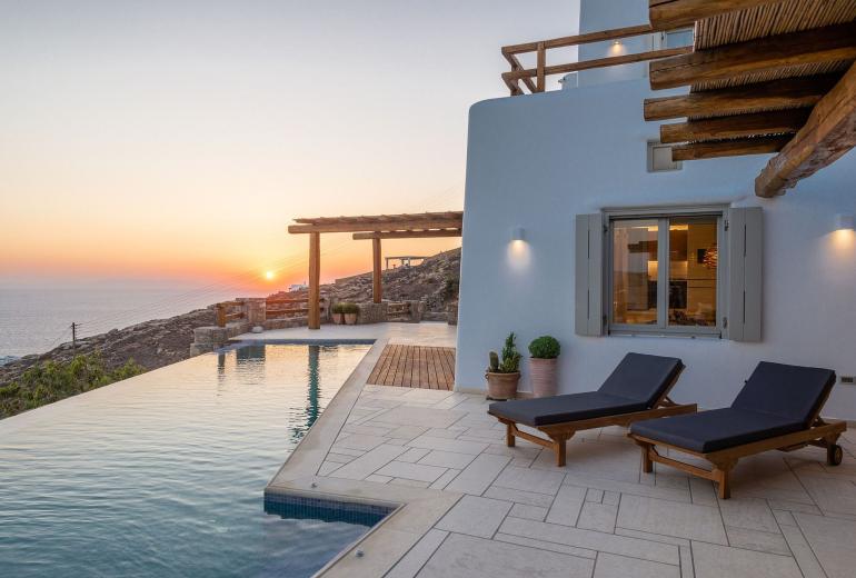 Cyc065 - Villa à flanc de colline avec vue sur Mykonos