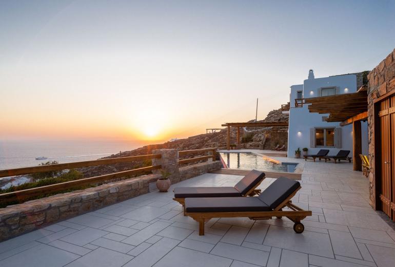 Cyc065 - Villa à flanc de colline avec vue sur Mykonos