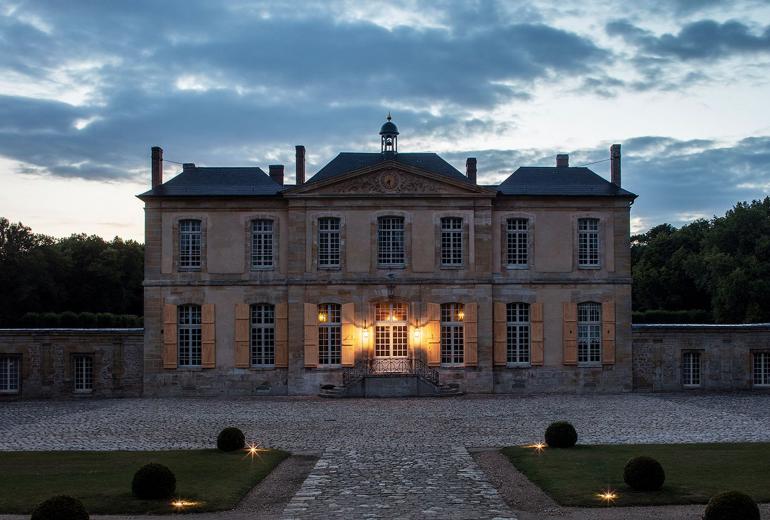 Idf002 - Historic landmark château near Paris