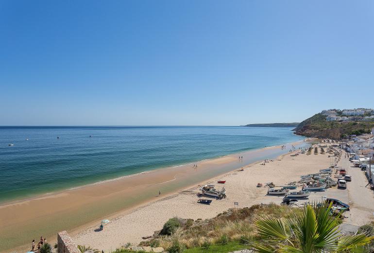 Alg002 - Élégance en Bord de Falaise avec Vue Mer
