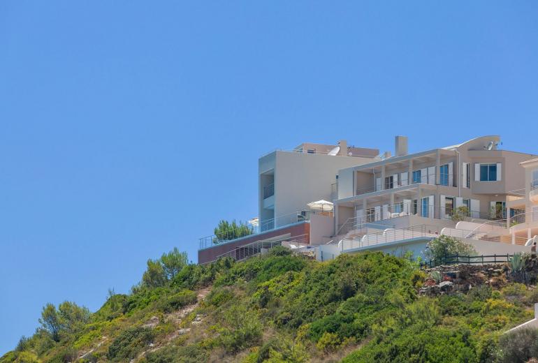 Alg003 - Villa on the clifftop of Praia de Salema, Algarve
