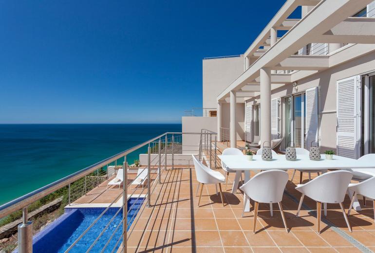 Alg004 - Contemporary villa in the western Algarve