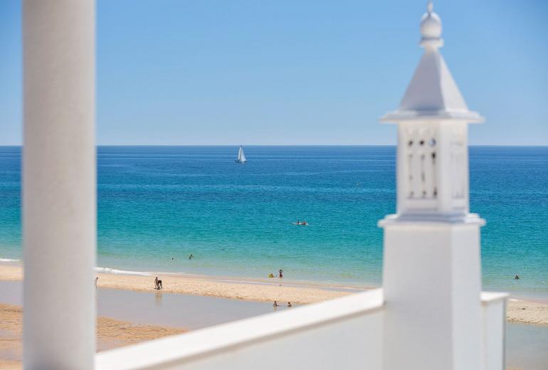 Alg006 - Beachside house, Salema, Algarve