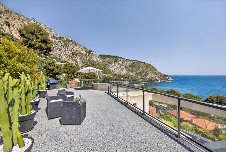 Azu005 - Villa surplombant la baie d'Eze, Côte d'Azur