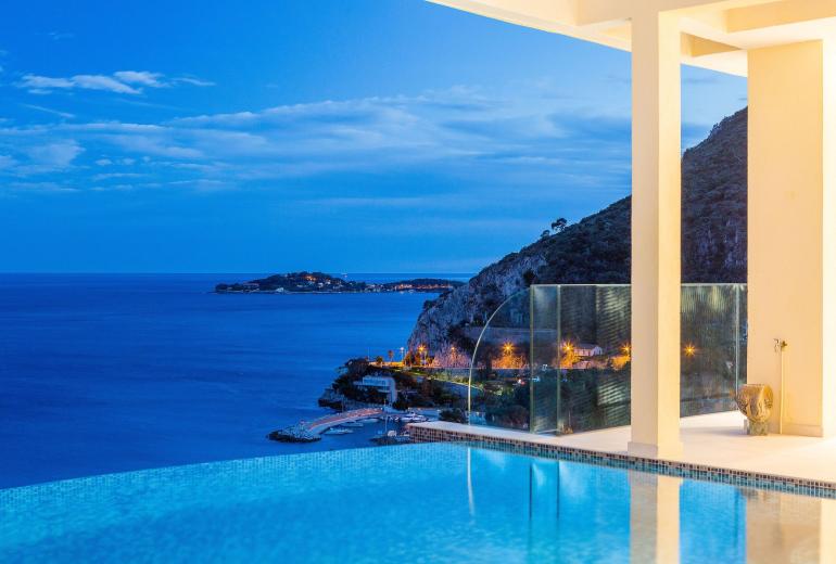 Azu005 - Villa surplombant la baie d'Eze, Côte d'Azur