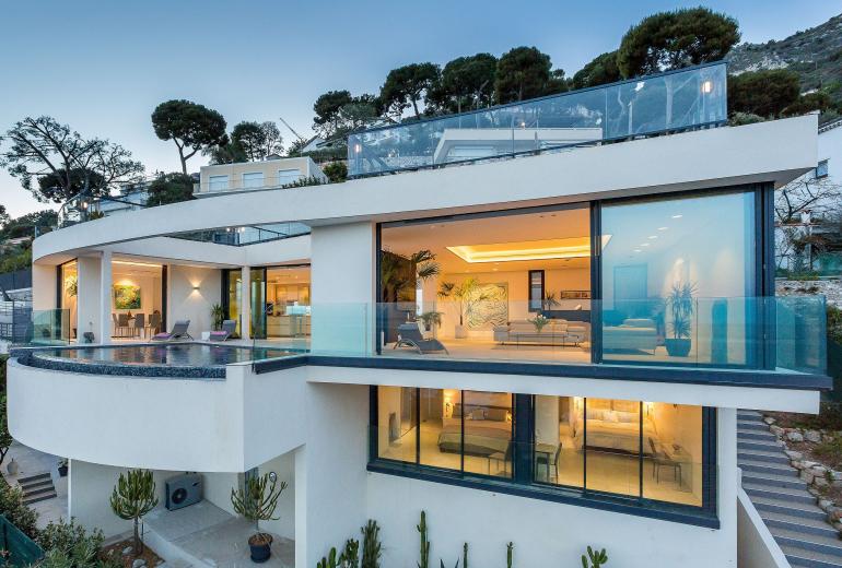 Azu005 - Villa surplombant la baie d'Eze, Côte d'Azur