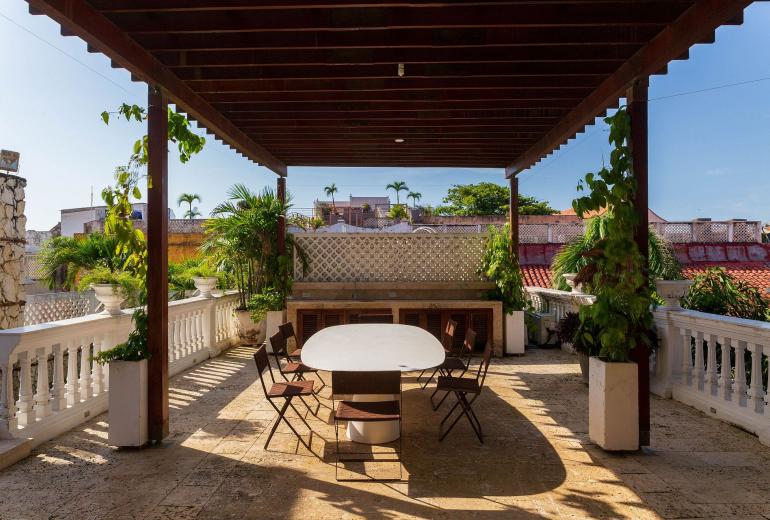 Car046 - Historic villa with 3 large suites in Cartagena