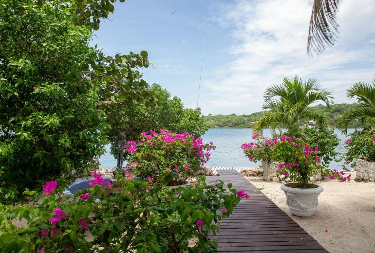Car085 - Charming private island with 5 bedrooms in Baru