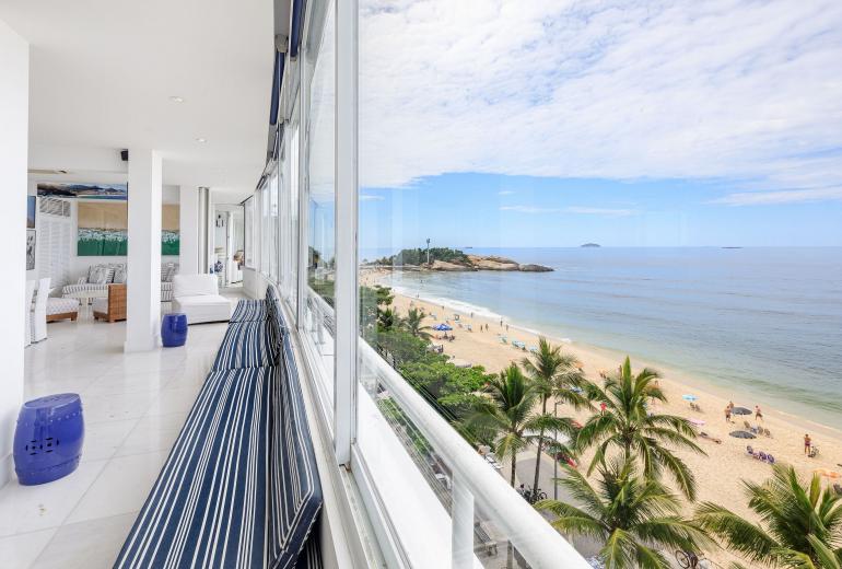 Rio082 - Charming beachfront apartment in Ipanema | Latin Exclusive