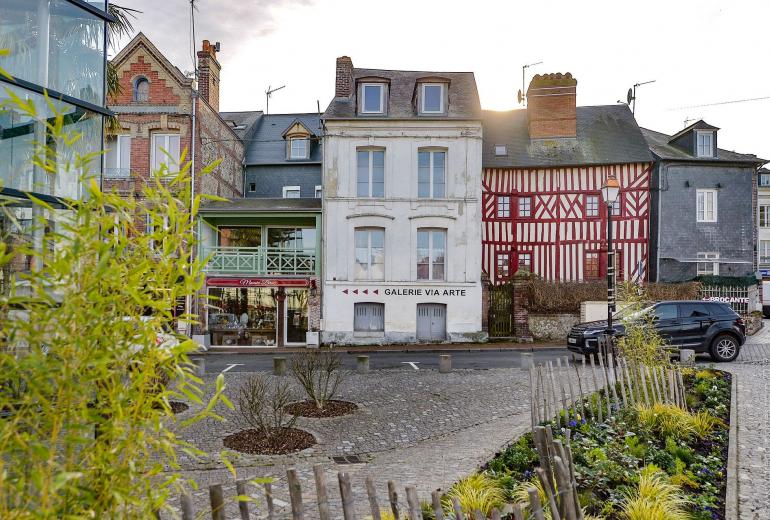 Nor004 - House with large balcony in Honfleur, Normandy.
