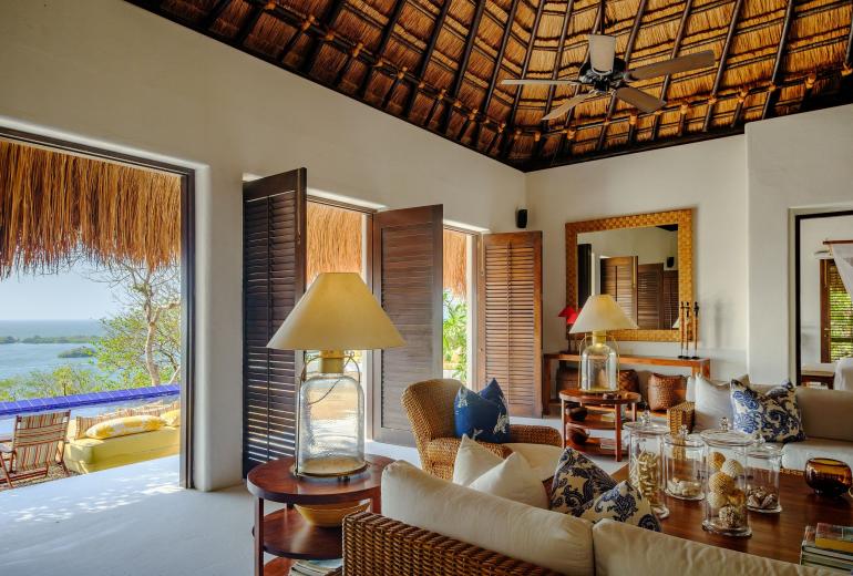 Car082 - Oceanfront villa with pools in Barú