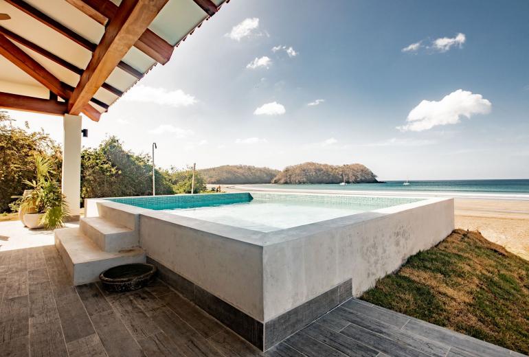 Pan026 - 3 bedroom beachfront villa with pool in Playa Venao