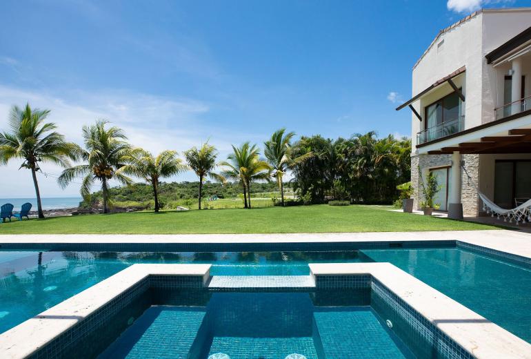 Pan032 - Luxury waterfront villa with pool in Panama