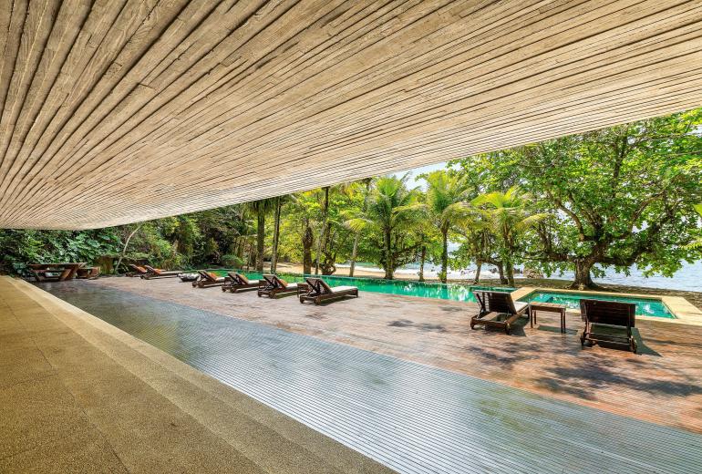 Pty008 - Luxury beachfront villa in Paraty