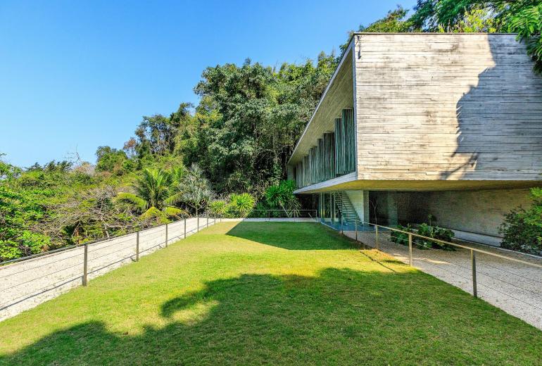Pty008 - Luxury beachfront villa in Paraty