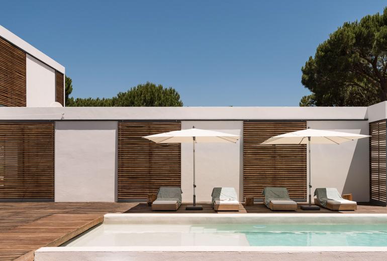 Com001 - Casa moderna rodeada de pinheiros, Comporta