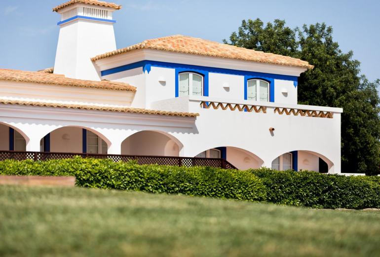 Alg012 - Casa de estilo campestre con dos piscinas