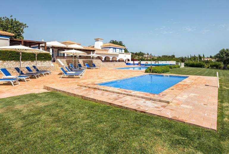 Alg012 - Casa de estilo campestre con dos piscinas