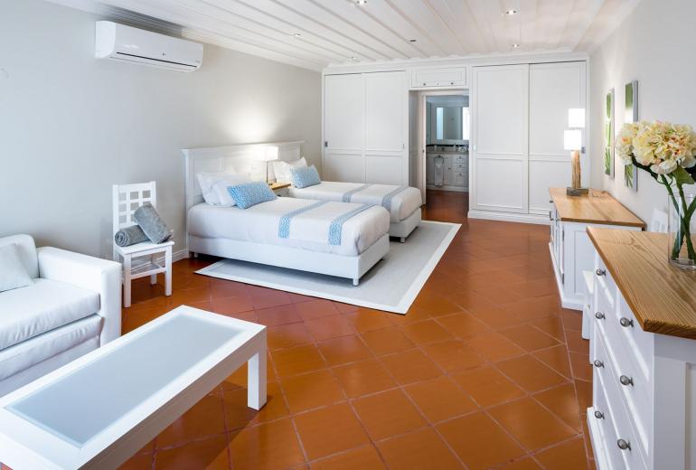 Alg012 - Casa de estilo campestre con dos piscinas