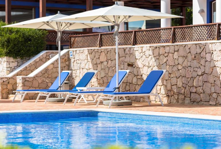 Alg012 - Casa de estilo campestre con dos piscinas