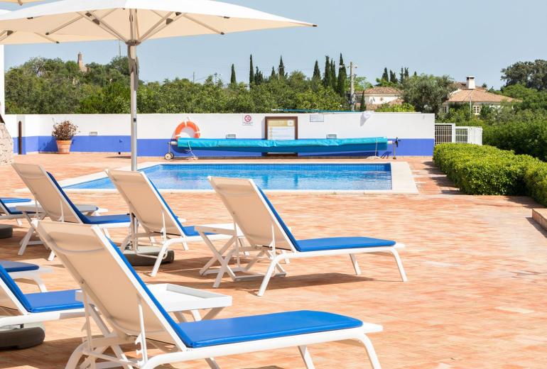 Alg012 - Casa de estilo campestre con dos piscinas