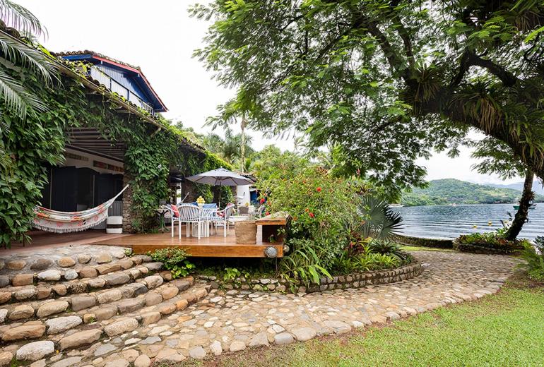 Pty011 - Maravilhosa propriedade com 2 casas à beira-mar em Paraty