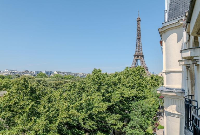 Par013 - 4 bedroom apartment on Champs de Mars