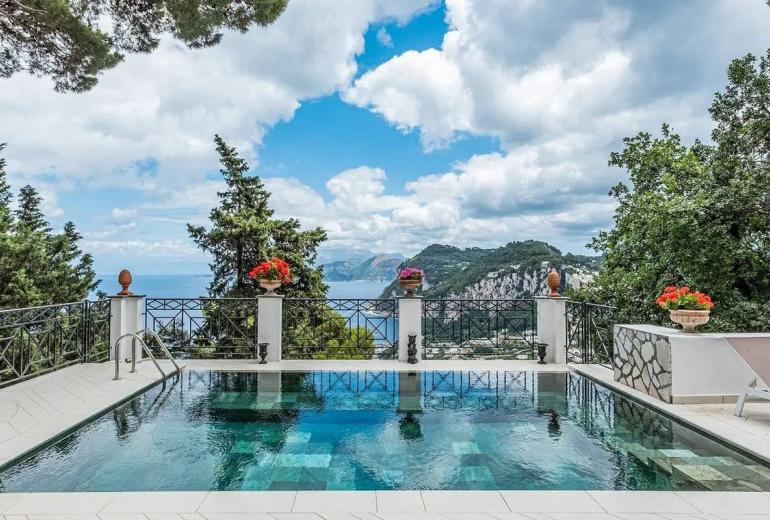 Cam017 - A Villa with a Pool on Capri Island