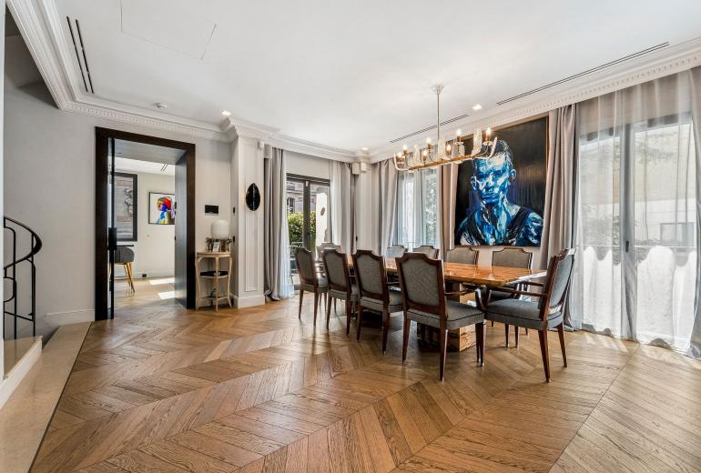 Par003 - An Exceptional Parisian Experience