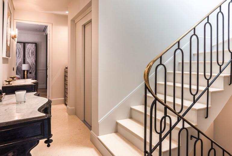 Par003 - An Exceptional Parisian Experience