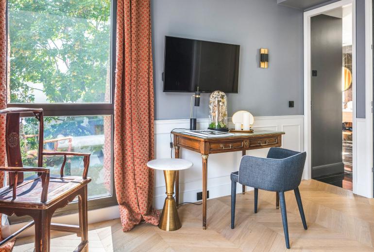 Par003 - An Exceptional Parisian Experience