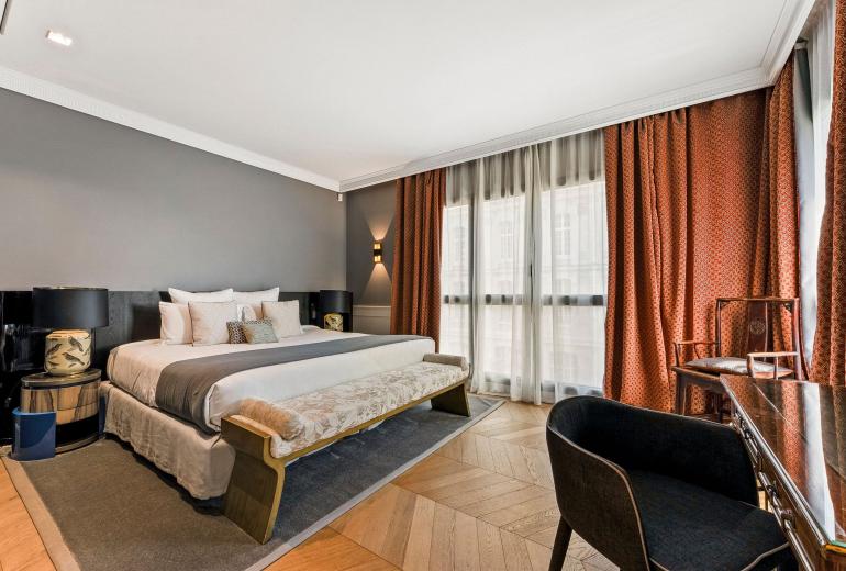 Par003 - An Exceptional Parisian Experience