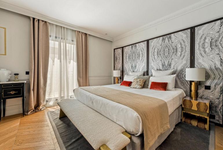 Par003 - An Exceptional Parisian Experience
