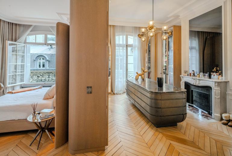 Par018 - Large beautiful apartment in Paris