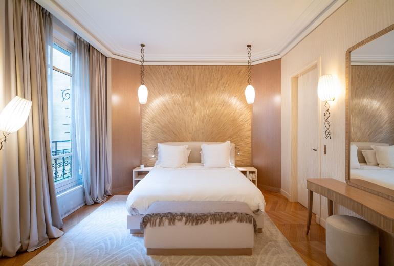 Par097 - Vaste appartement de luxe à Paris 8