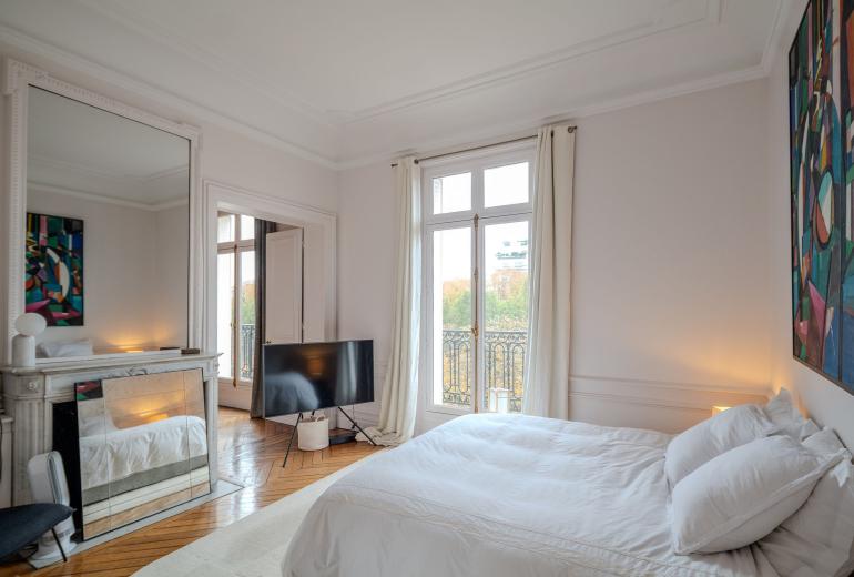 Par102 - Beautiful Haussmann-style apartment with an unobstructed view of the Eiffel Tower