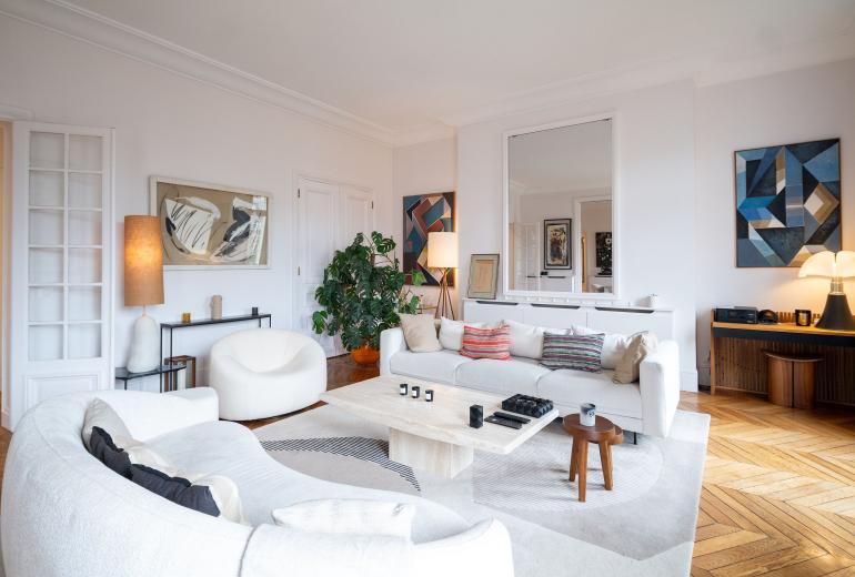 Par102 - Beautiful Haussmann-style apartment with an unobstructed view of the Eiffel Tower