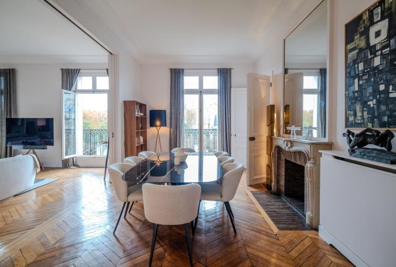 Par102 - Beautiful Haussmann-style apartment with an unobstructed view of the Eiffel Tower