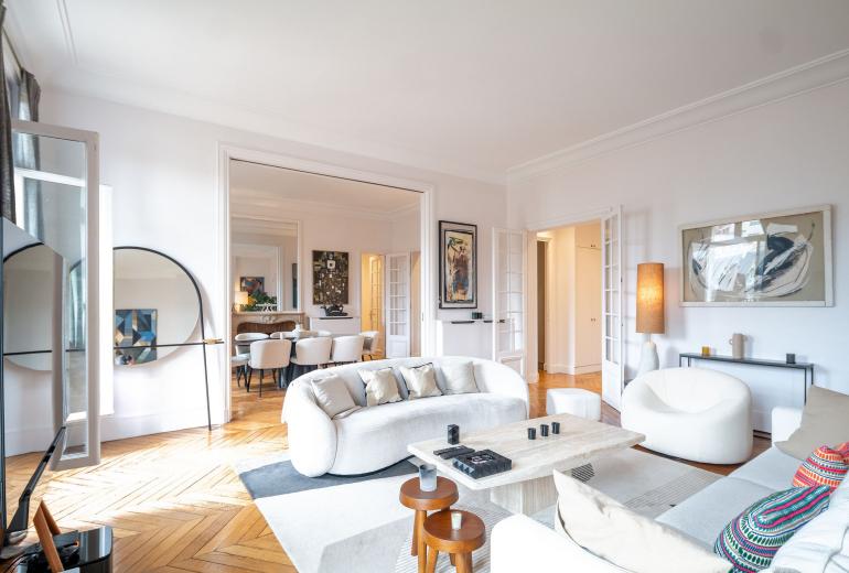 Par102 - Beautiful Haussmann-style apartment with an unobstructed view of the Eiffel Tower