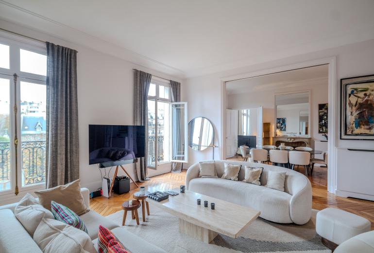 Par102 - Beautiful Haussmann-style apartment with an unobstructed view of the Eiffel Tower