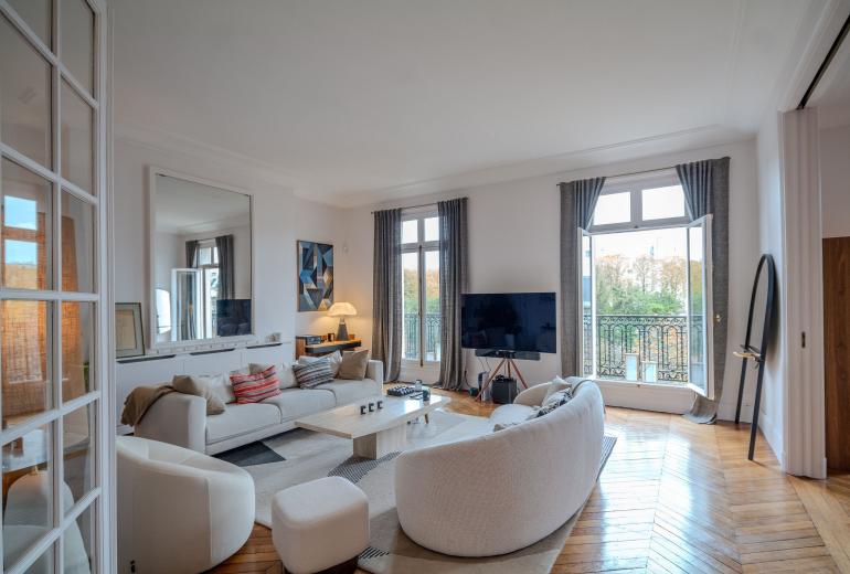 Par102 - Beautiful Haussmann-style apartment with an unobstructed view of the Eiffel Tower