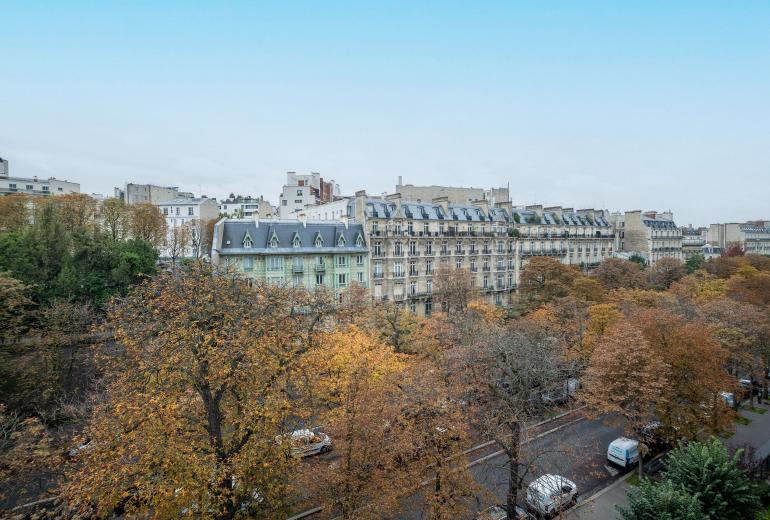 Par102 - Beautiful Haussmann-style apartment with an unobstructed view of the Eiffel Tower
