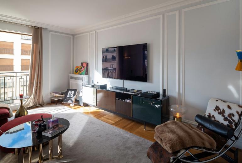 Par107 - Luxury one ensuite bedroom apartment on Avenue Montaigne